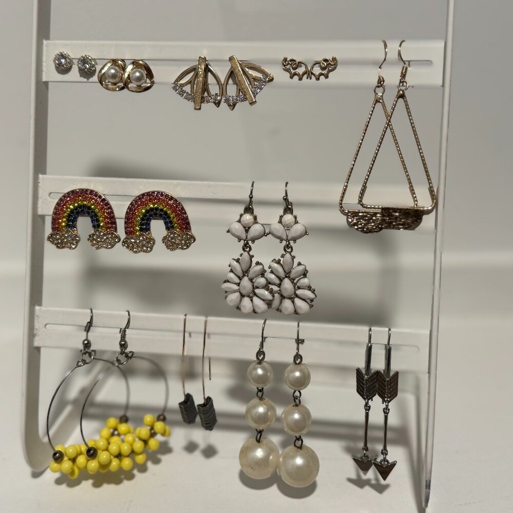 Lot of 11 pairs of SUPER Cute earrings - Picture 1 of 6